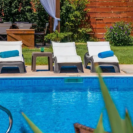 Sophie - Sunny Retreat! *