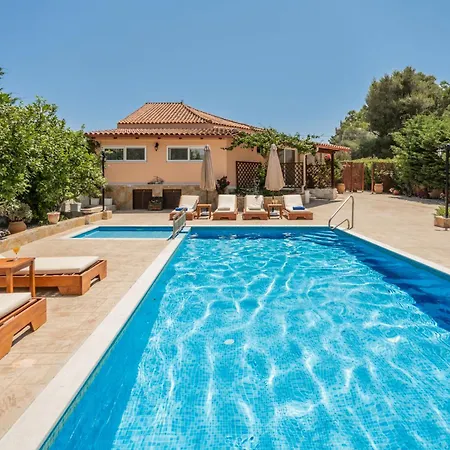 Villa Sophie - Sunny Retreat! *